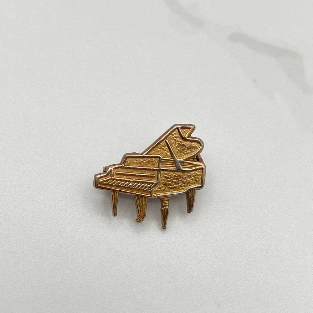 Vintage Grand Piano Brooch Pin Gold Tone Music Instrument Novelty Mini Lapel Y2K